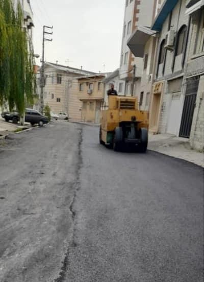پایان عملیات هدایت آب های سطحی وآغازعملیات روکش آسفالت سرانجام عملیات راهنمایی آب های سطحی وآغازعملیات روکش آسفالت در منطقه سادات محله