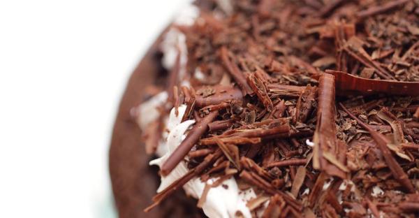 طرز تهیه کیک شکلاتی با خرده شکلات تلخ سوربن