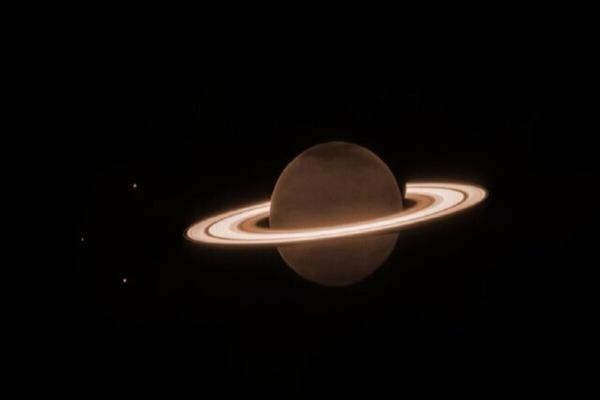 درخشش غیرعادی حلقه های زحل از دید تلسکوپ جیمز وب
